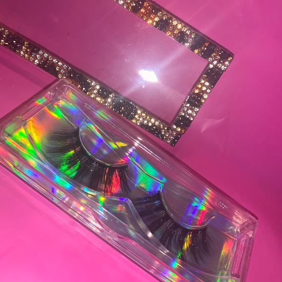 Lola - eyelashes - Picture 3 of 3